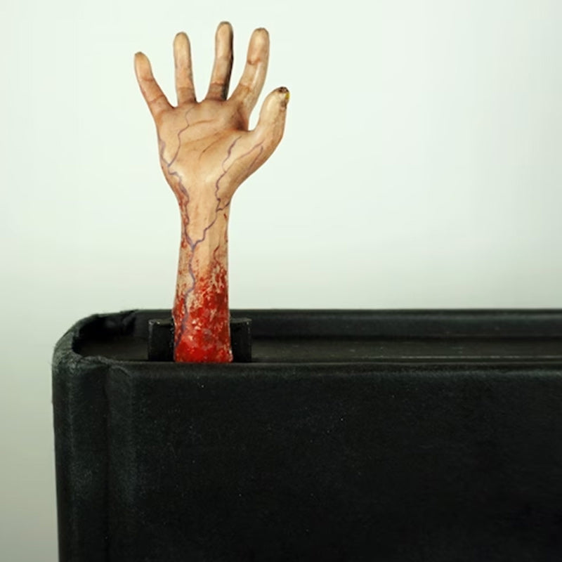 Skræmmende Halloween hånddekoration af harpiks og træ, spøgelsesagtig figur tilføjer et uhyggeligt touch til bogreolen eller bordet.
