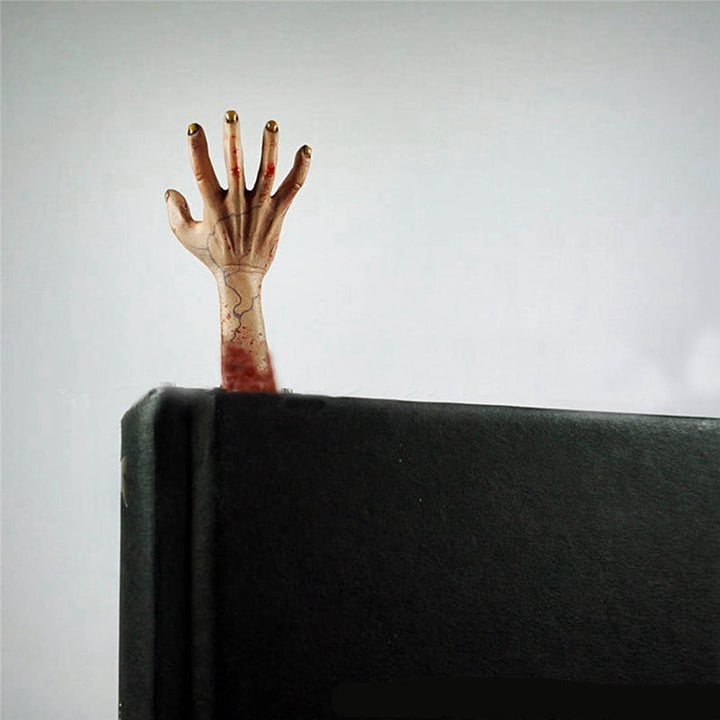 Skræmmende Halloween hånddekoration af harpiks og træ, spøgelsesagtig figur tilføjer et uhyggeligt touch til bogreolen eller bordet.