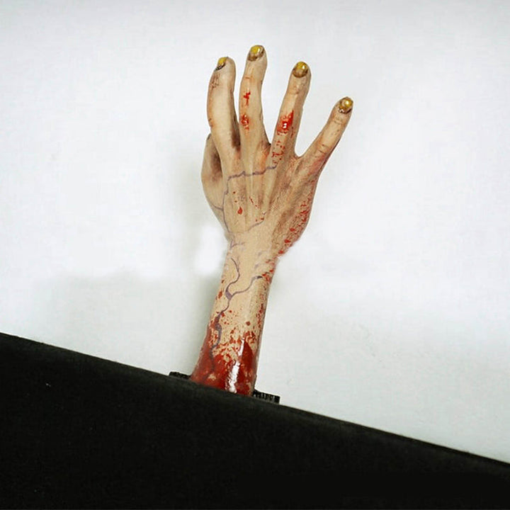 Skræmmende Halloween hånddekoration af harpiks og træ, spøgelsesagtig figur tilføjer et uhyggeligt touch til bogreolen eller bordet.