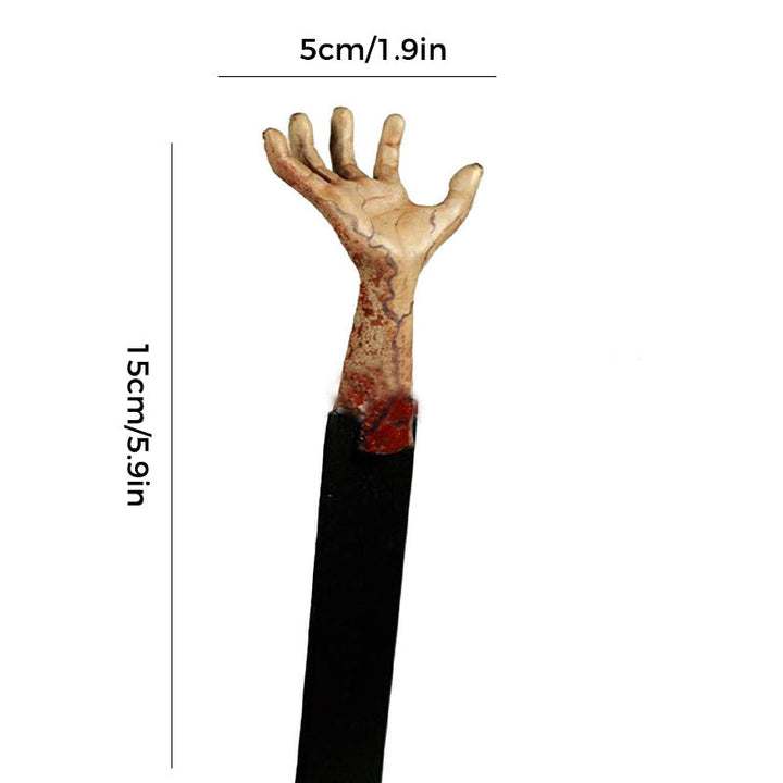 Skræmmende Halloween hånddekoration af harpiks og træ, spøgelsesagtig figur tilføjer et uhyggeligt touch til bogreolen eller bordet.