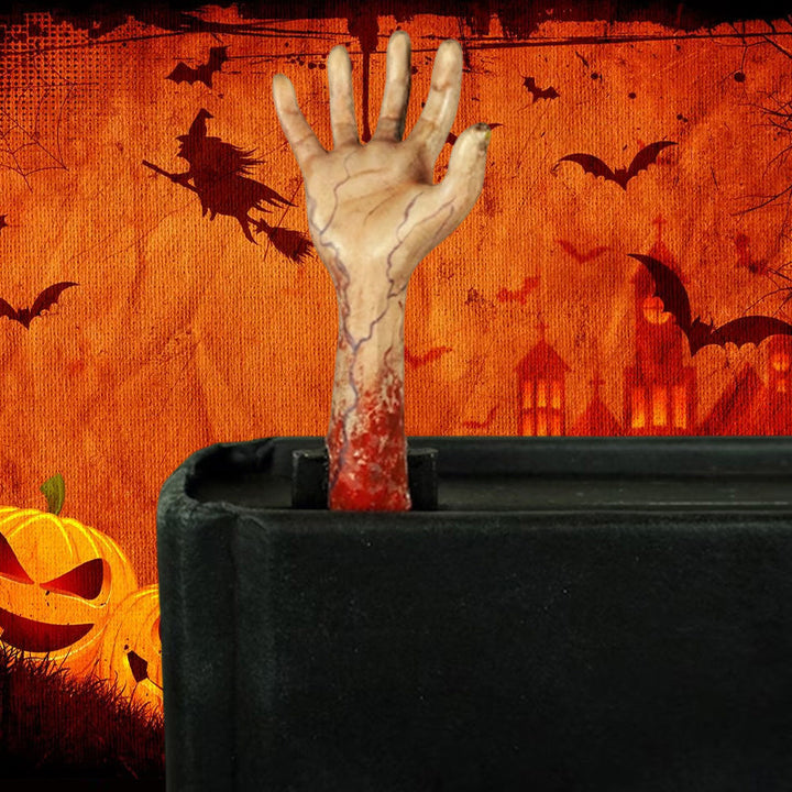 Skræmmende Halloween hånddekoration af harpiks og træ, spøgelsesagtig figur tilføjer et uhyggeligt touch til bogreolen eller bordet.