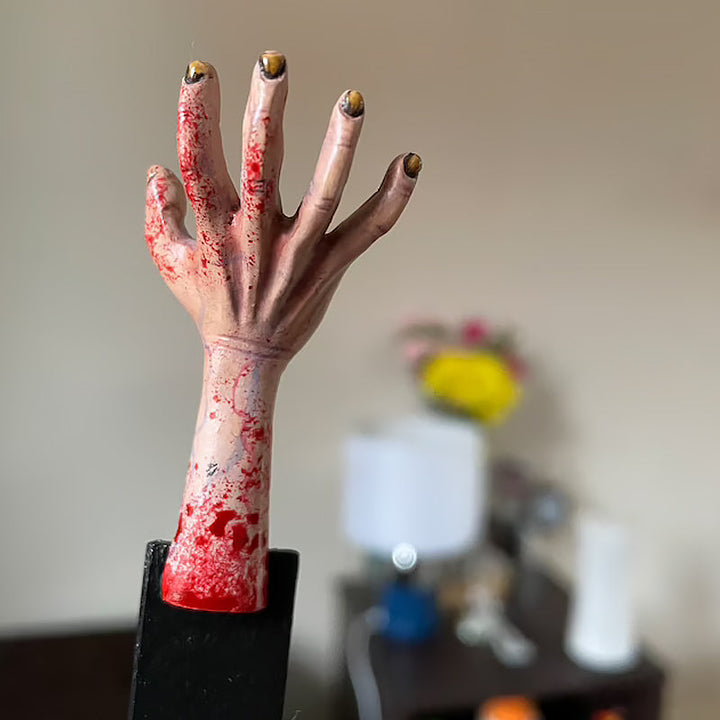 Skræmmende Halloween hånddekoration af harpiks og træ, spøgelsesagtig figur tilføjer et uhyggeligt touch til bogreolen eller bordet.