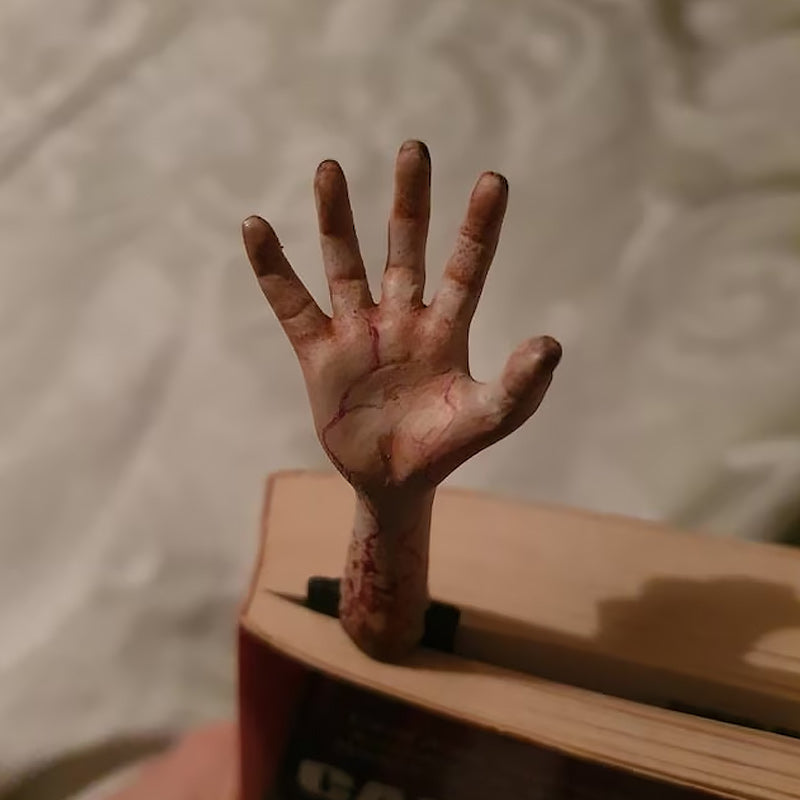 Skræmmende Halloween hånddekoration af harpiks og træ, spøgelsesagtig figur tilføjer et uhyggeligt touch til bogreolen eller bordet.