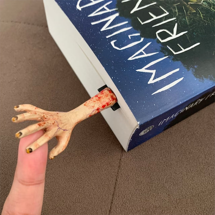 Skræmmende Halloween hånddekoration af harpiks og træ, spøgelsesagtig figur tilføjer et uhyggeligt touch til bogreolen eller bordet.