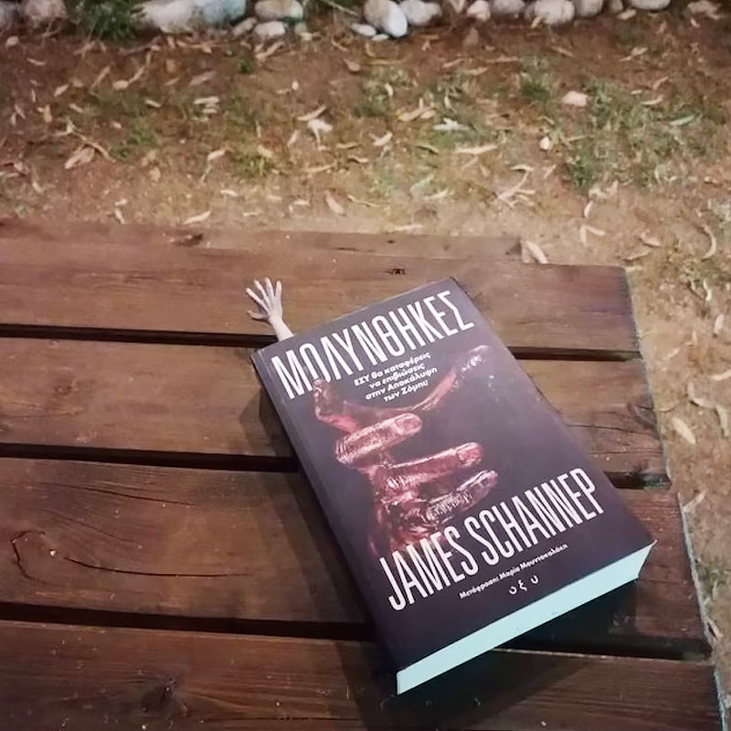 Skræmmende Halloween hånddekoration af harpiks og træ, spøgelsesagtig figur tilføjer et uhyggeligt touch til bogreolen eller bordet.