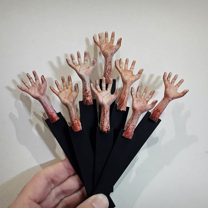 Skræmmende Halloween hånddekoration af harpiks og træ, spøgelsesagtig figur tilføjer et uhyggeligt touch til bogreolen eller bordet.
