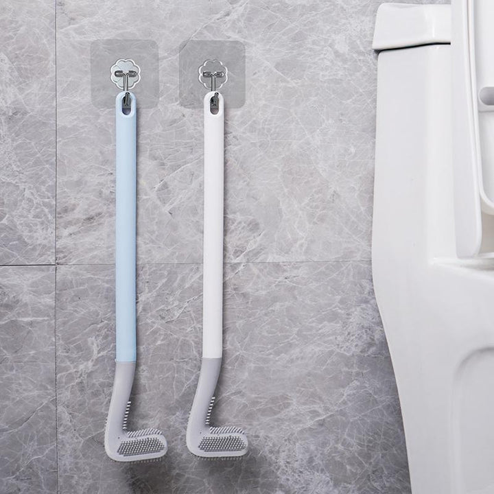 Langskaftet toiletbørste med golfkølleformet, trekantet børstehoved til dyb rengøring, hvid nuance.