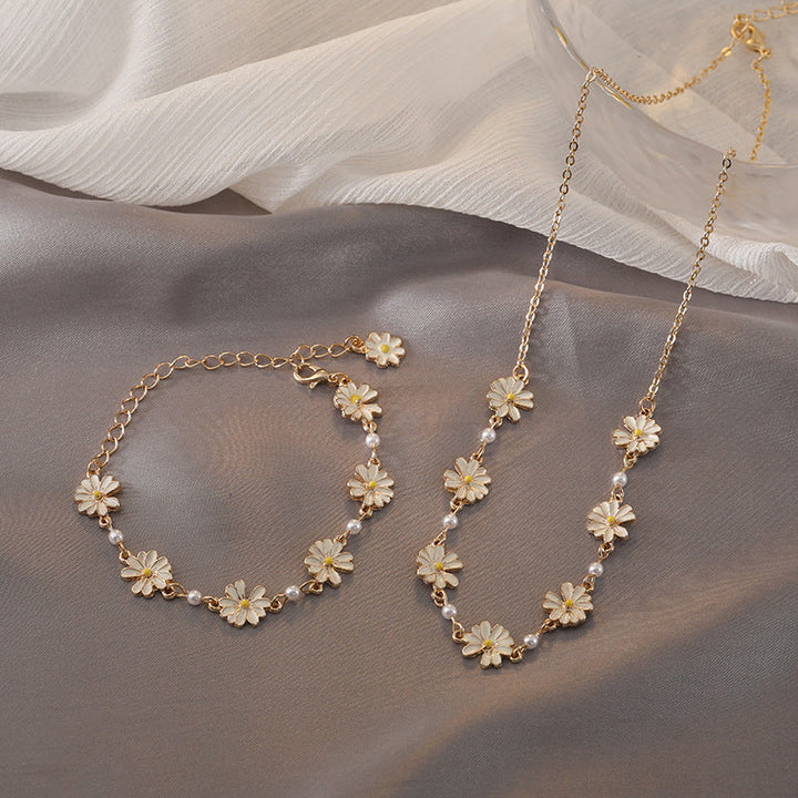 Marguerit armbånd til sommerstil, hvidt marguerit motiv i metallegering, friskt og holdbart smykke.