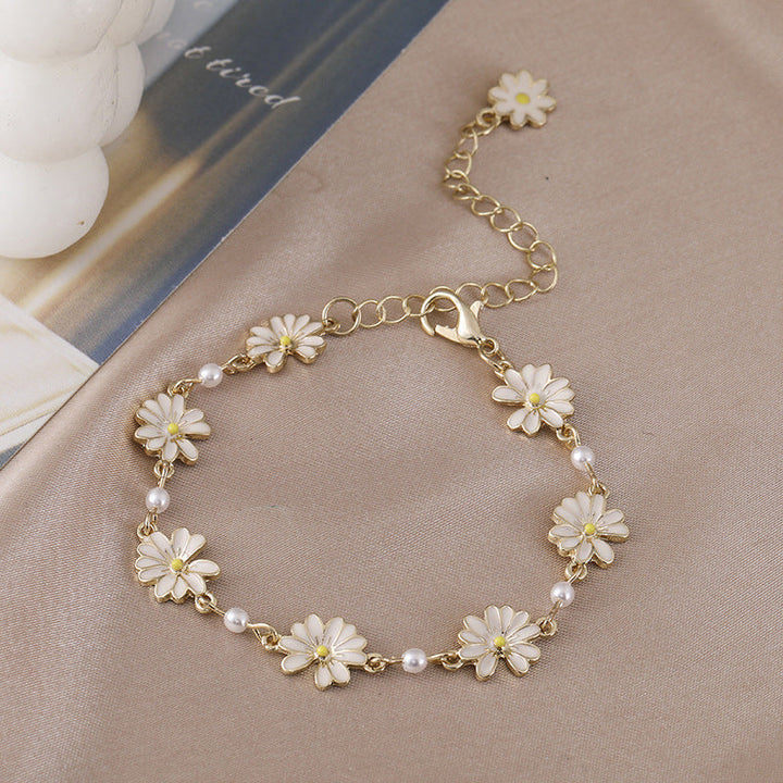 Marguerit armbånd til sommerstil, hvidt marguerit motiv i metallegering, friskt og holdbart smykke.