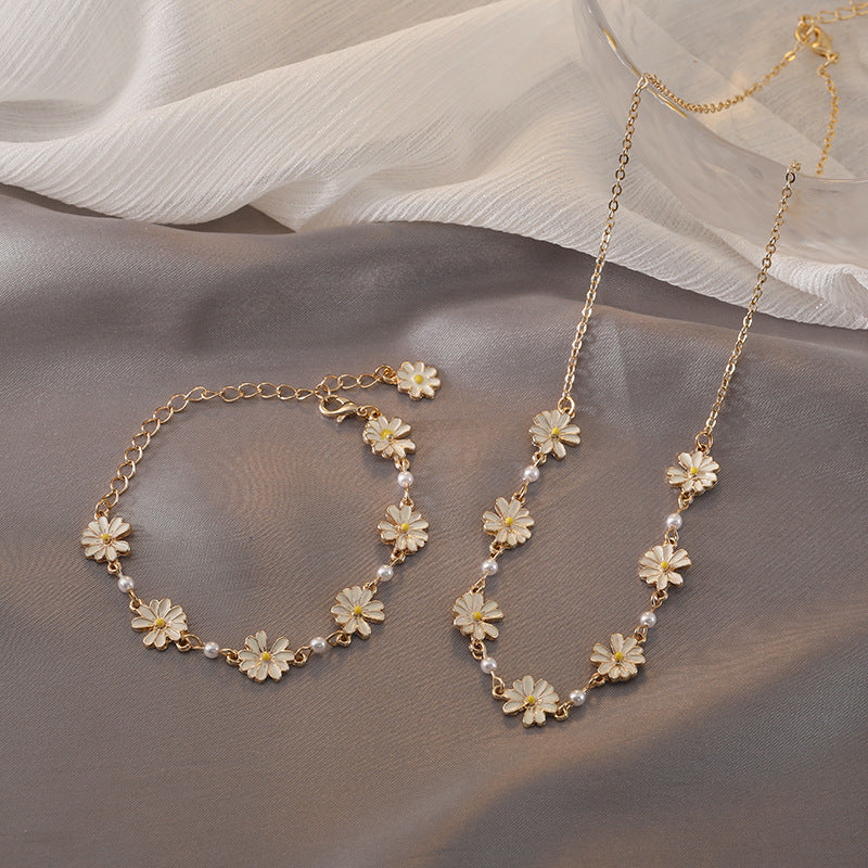 Marguerit armbånd til sommerstil, hvidt marguerit motiv i metallegering, friskt og holdbart smykke.