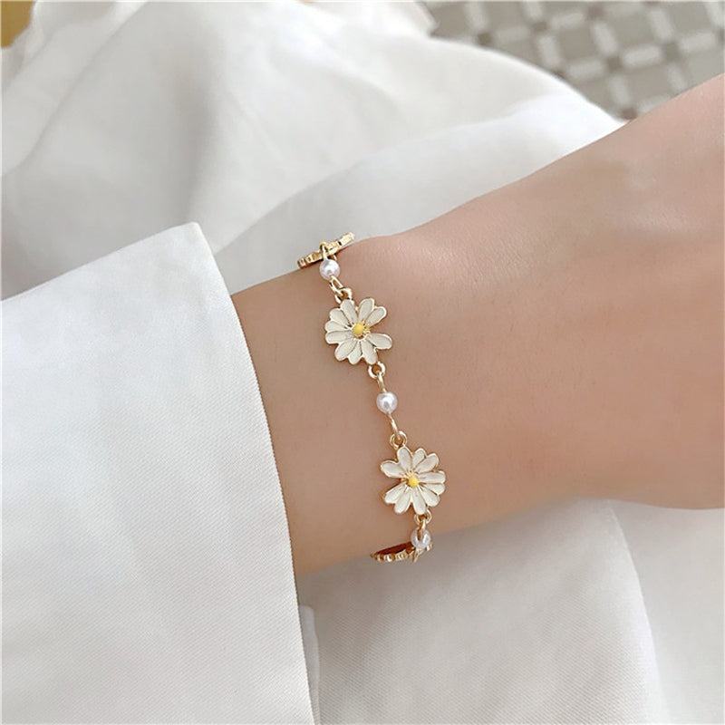 Marguerit armbånd til sommerstil, hvidt marguerit motiv i metallegering, friskt og holdbart smykke.
