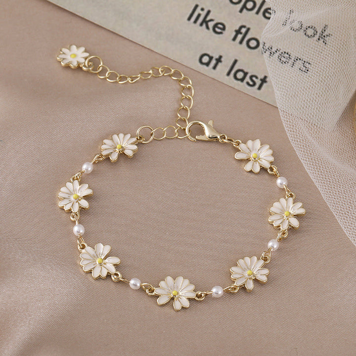 Marguerit armbånd til sommerstil, hvidt marguerit motiv i metallegering, friskt og holdbart smykke.
