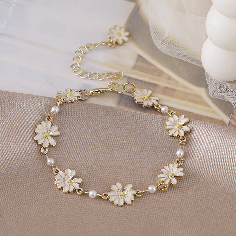 Marguerit armbånd til sommerstil, hvidt marguerit motiv i metallegering, friskt og holdbart smykke.