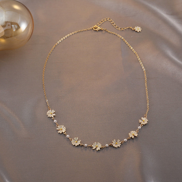 Marguerit armbånd til sommerstil, hvidt marguerit motiv i metallegering, friskt og holdbart smykke.