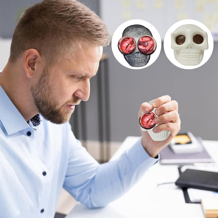 Sjov dødningehoved stressbold til Halloween, grå og hvid, med udstående øjne, perfekt til stresslindring.