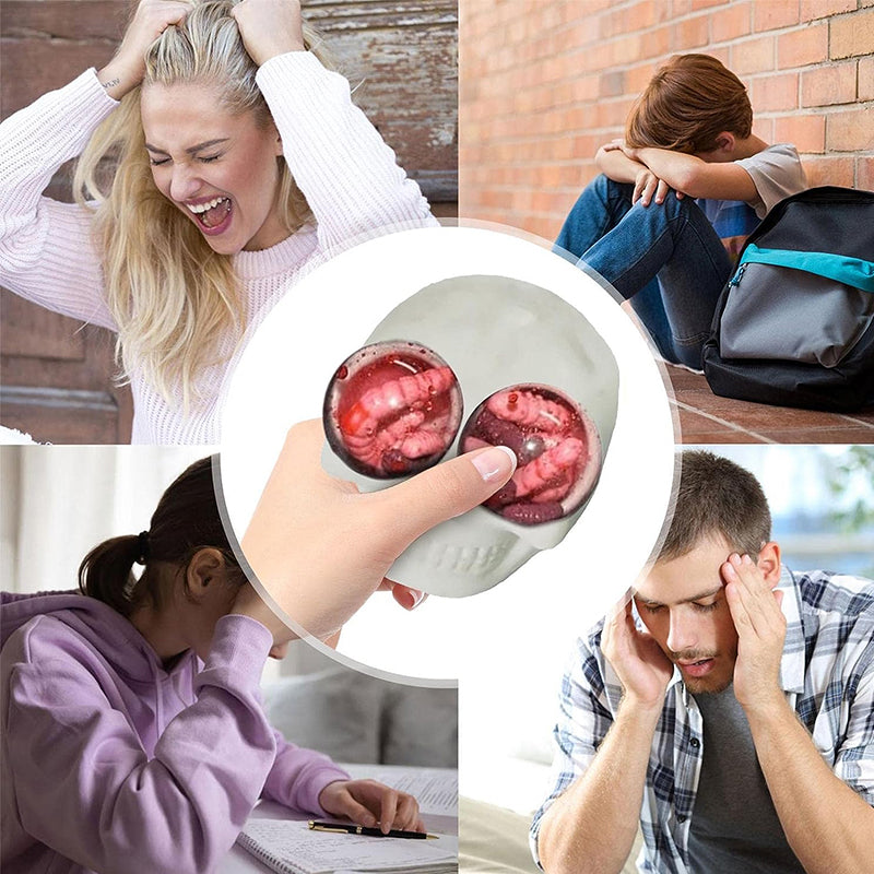 Sjov dødningehoved stressbold til Halloween, grå og hvid, med udstående øjne, perfekt til stresslindring.