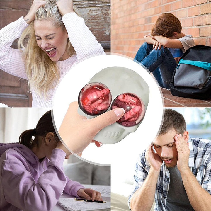 Sjov dødningehoved stressbold til Halloween, grå og hvid, med udstående øjne, perfekt til stresslindring.