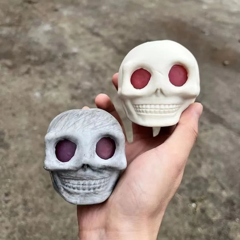 Sjov dødningehoved stressbold til Halloween, grå og hvid, med udstående øjne, perfekt til stresslindring.