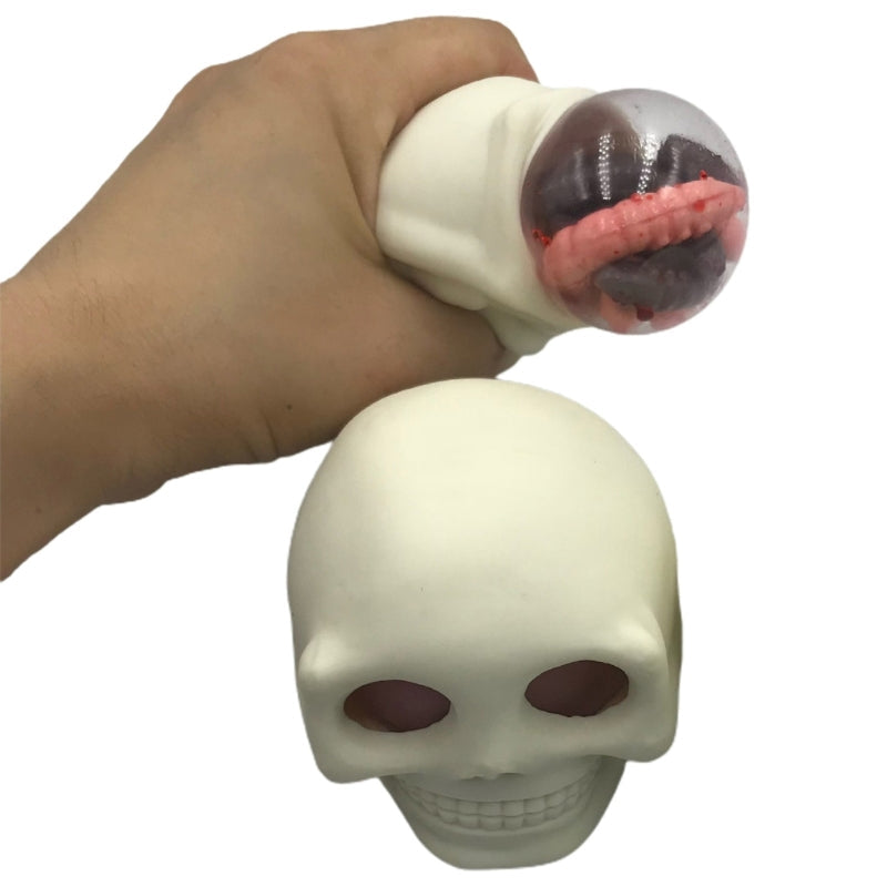 Sjov dødningehoved stressbold til Halloween, grå og hvid, med udstående øjne, perfekt til stresslindring.