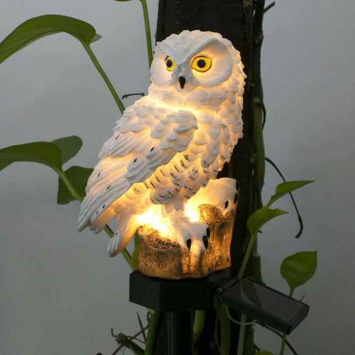 "Pöllömuotoinen LED-aurinkovalo, valkoinen ja ruskea, koristeellinen puutarhavalaisin ulkokäyttöön."