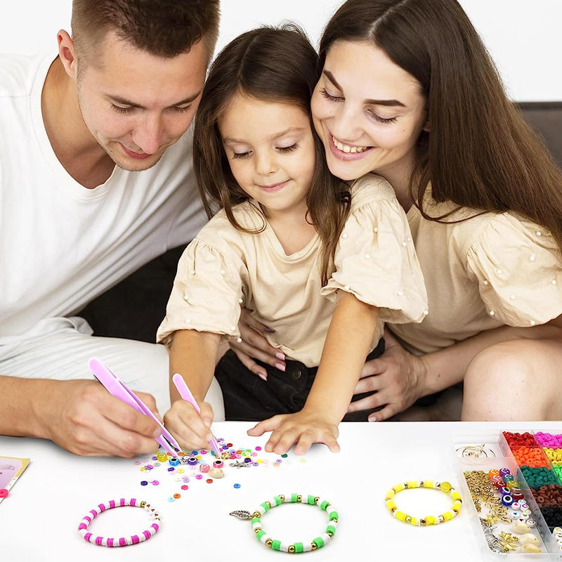 DIY smykkefremstillingssæt med polymerlerperler, farverige perler, bogstaver og charms, håndarbejdssæt til voksne og børn.