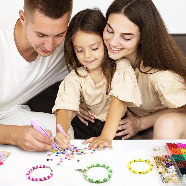 DIY smykkefremstillingssæt med polymerlerperler, farverige perler, bogstaver og charms, håndarbejdssæt til voksne og børn.