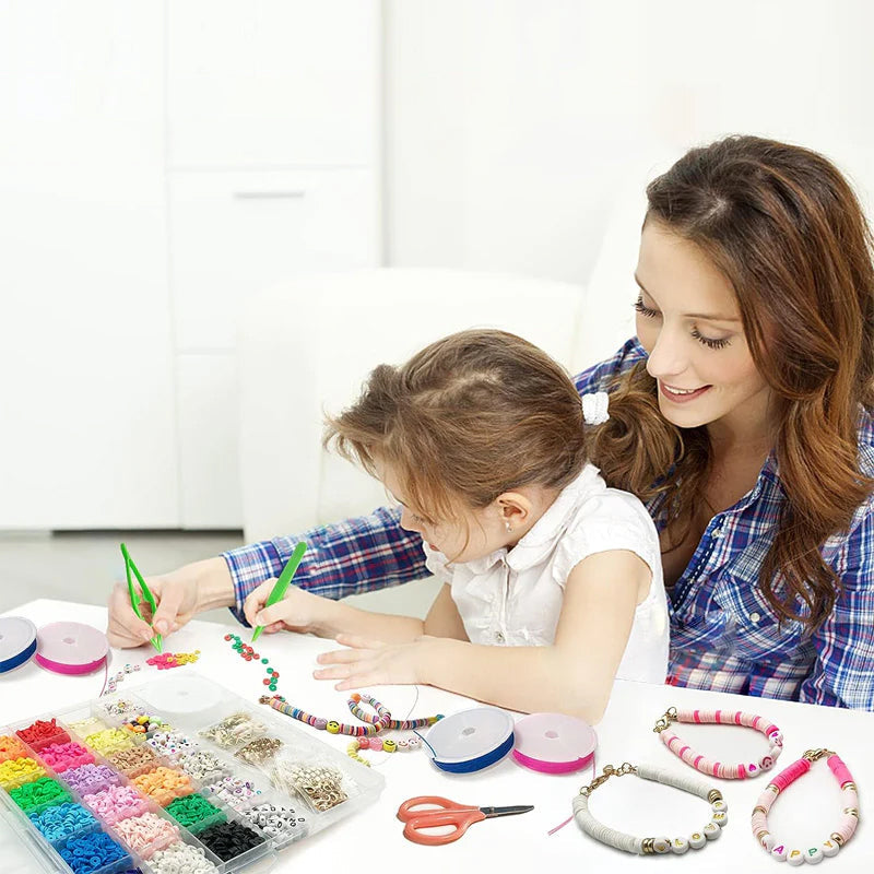 DIY smykkefremstillingssæt med polymerlerperler, farverige perler, bogstaver og charms, håndarbejdssæt til voksne og børn.