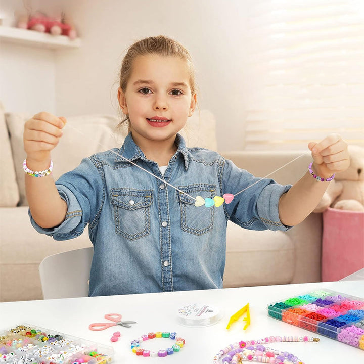 DIY smykkefremstillingssæt med polymerlerperler, farverige perler, bogstaver og charms, håndarbejdssæt til voksne og børn.