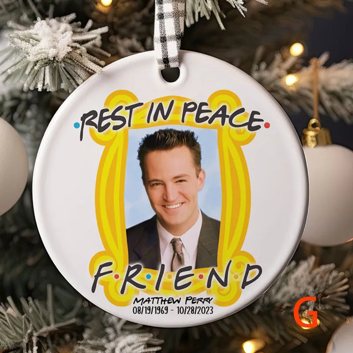 Porcelæns julepynt med Chandler og Joey, skinnende finish, Chandlers smil, juletræspynt, porcelænskeramik.