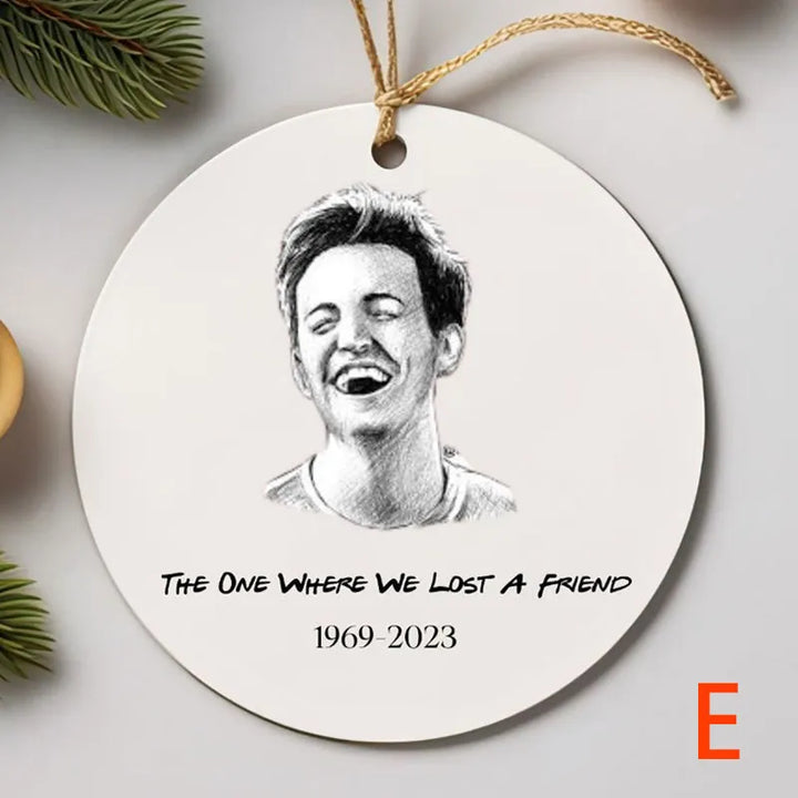 Porcelæns julepynt med Chandler og Joey, skinnende finish, Chandlers smil, juletræspynt, porcelænskeramik.