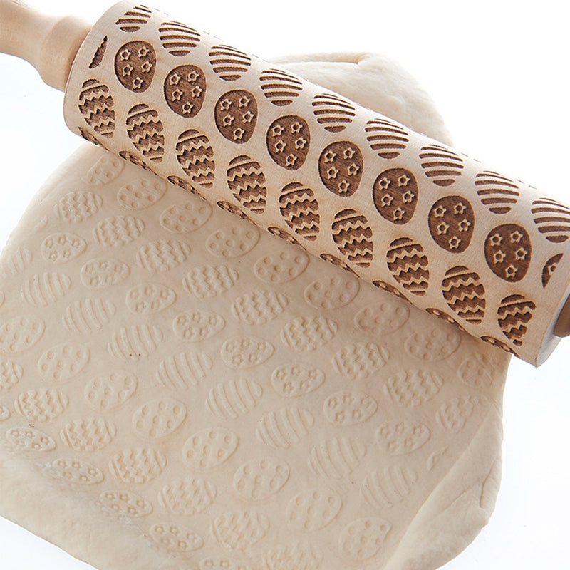 Påske-præget dejrulle i massivt træ med smukke indgraveringer, 35 cm, lavet af poppeltræ, ergonomisk, køkkenredskab.