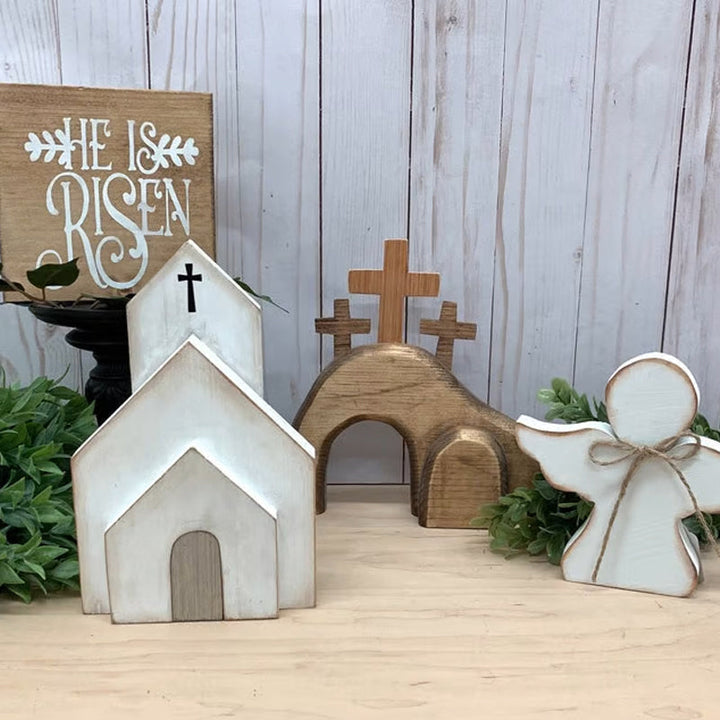 Påskepynt træ pyramidet tray med detaljer af engel, kirke og grav. Dekoration til sæsonbestemt interiør.
