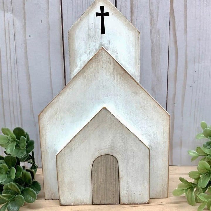 Påskepynt træ pyramidet tray med detaljer af engel, kirke og grav. Dekoration til sæsonbestemt interiør.