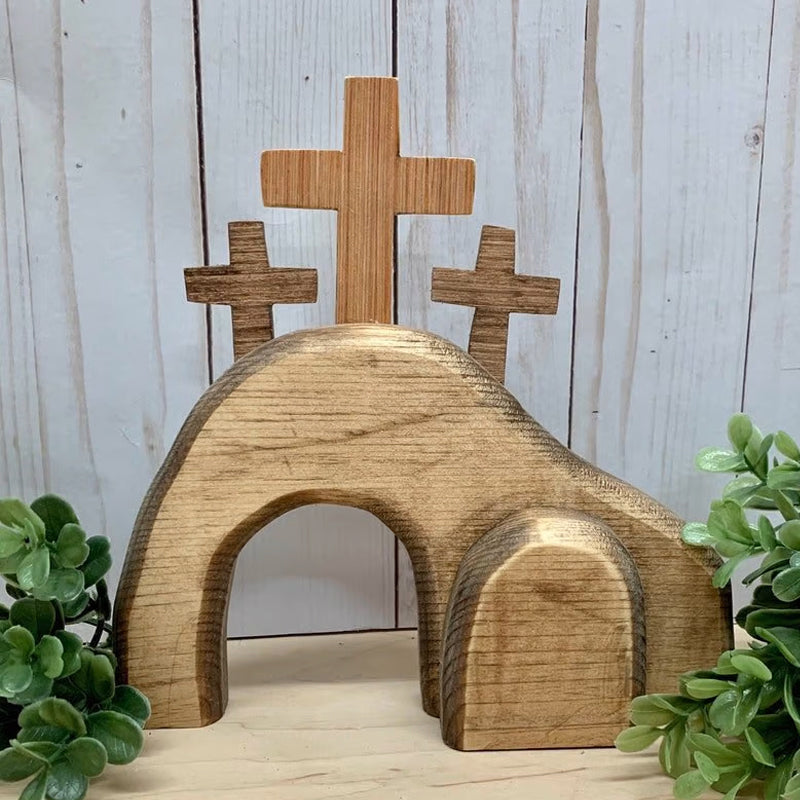 Påskepynt træ pyramidet tray med detaljer af engel, kirke og grav. Dekoration til sæsonbestemt interiør.