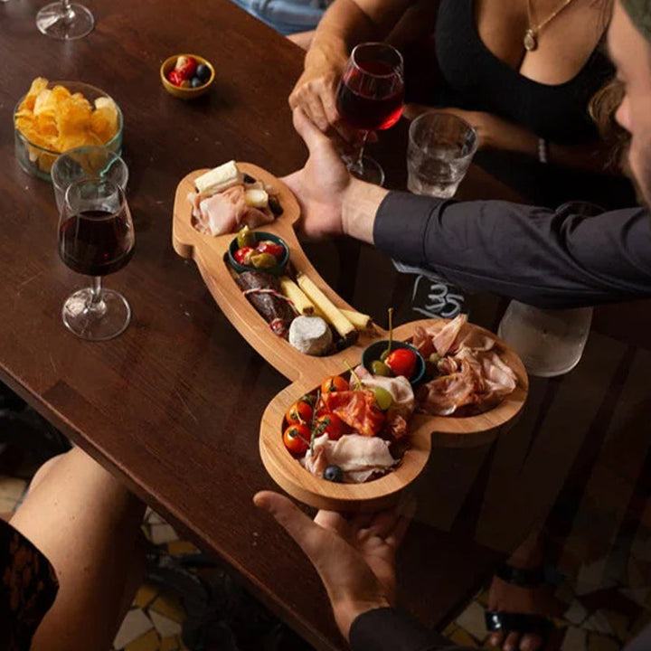 Træ appetizer bakke med tre rum, smukt træåremønster, perfekt til ost og snacks