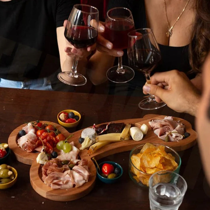 Træ appetizer bakke med tre rum, smukt træåremønster, perfekt til ost og snacks