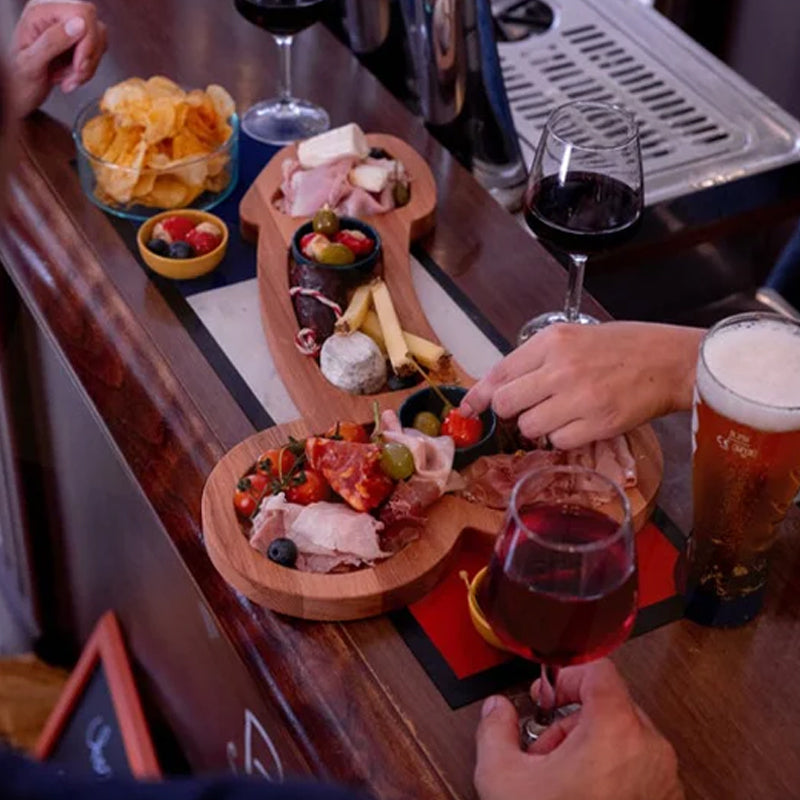 Træ appetizer bakke med tre rum, smukt træåremønster, perfekt til ost og snacks