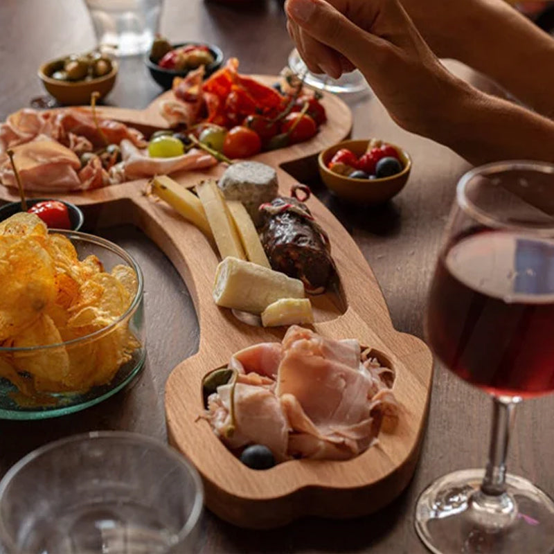Træ appetizer bakke med tre rum, smukt træåremønster, perfekt til ost og snacks