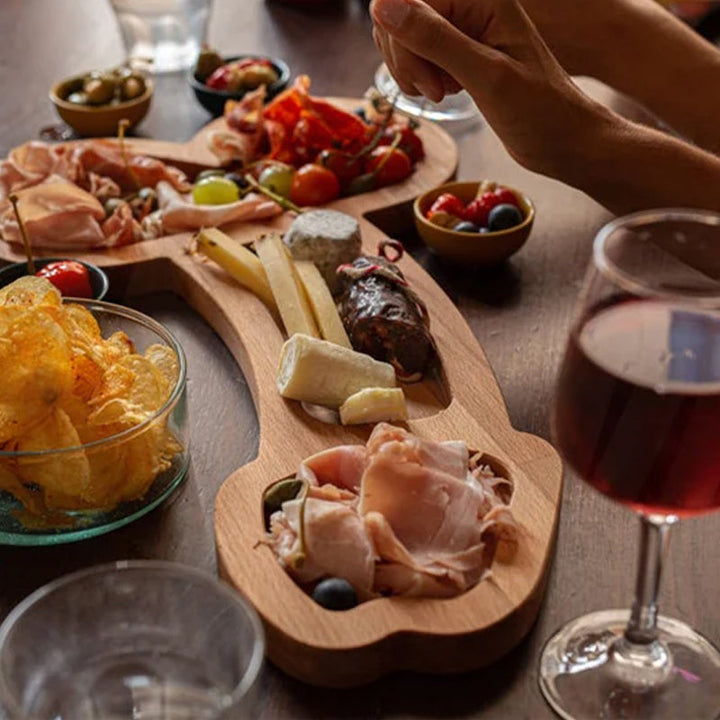 Træ appetizer bakke med tre rum, smukt træåremønster, perfekt til ost og snacks