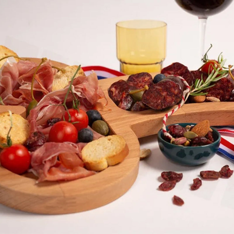 Træ appetizer bakke med tre rum, smukt træåremønster, perfekt til ost og snacks