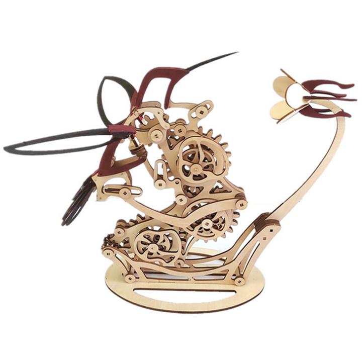 Træ Kinetisk Kolibri Skulptur, der fanger lyset og kaster skygger.