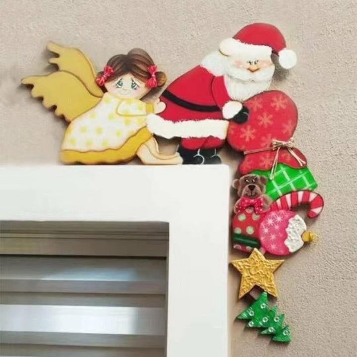 Puinen, käsinmaalattu joulukoriste oveen, yksityiskohtaisia kuvioita; tuo humoristista ja iloista joulutunnelmaa kotiisi.