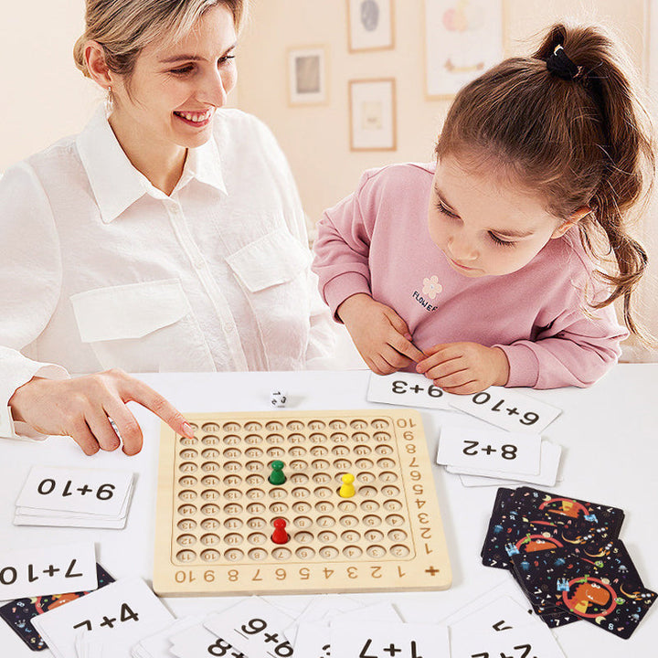 Træ multiplikationsspil til børn i Montessori-stil, inklusive farverige brikker og kort, sjov og nem læring.