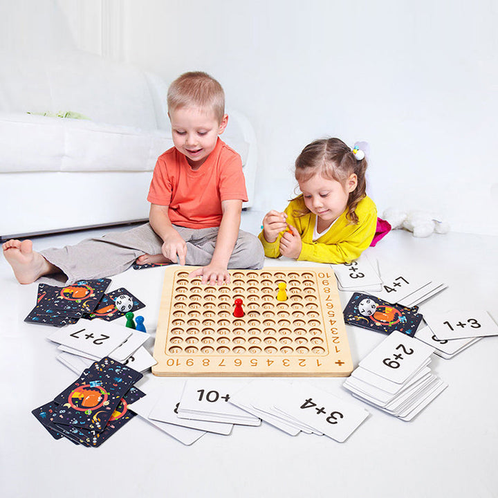 Træ multiplikationsspil til børn i Montessori-stil, inklusive farverige brikker og kort, sjov og nem læring.