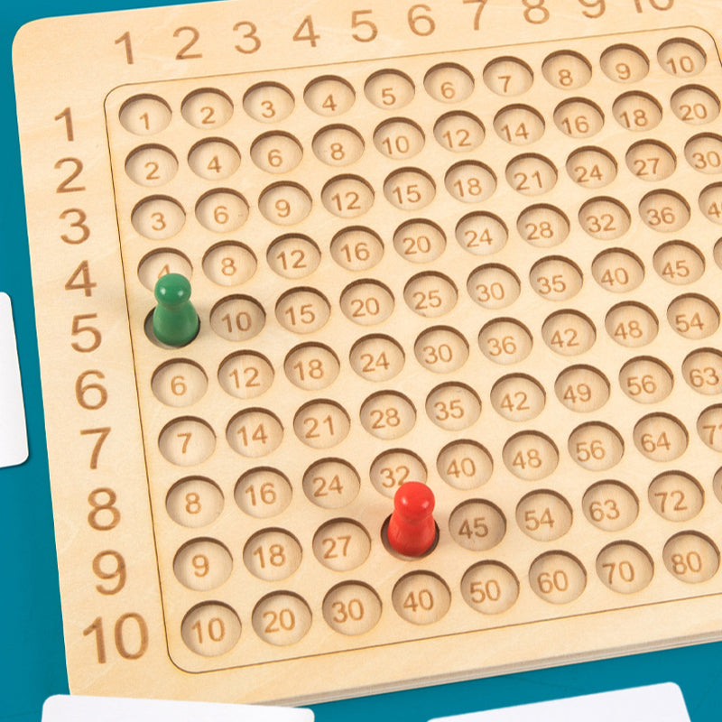 Træ multiplikationsspil til børn i Montessori-stil, inklusive farverige brikker og kort, sjov og nem læring.