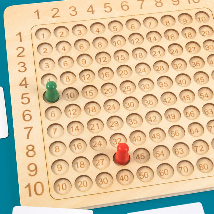 Træ multiplikationsspil til børn i Montessori-stil, inklusive farverige brikker og kort, sjov og nem læring.