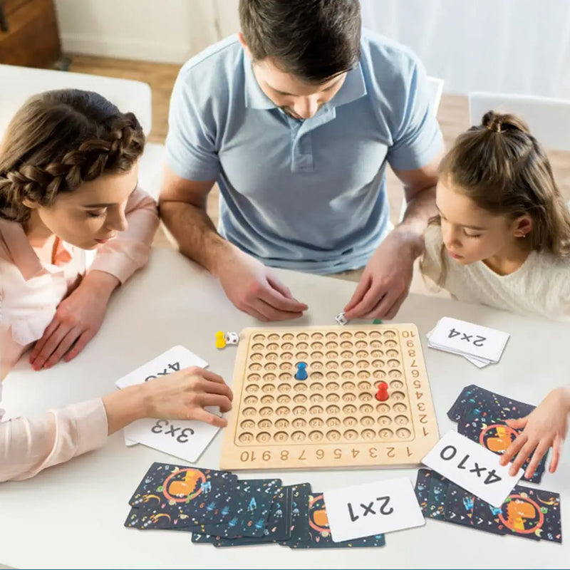 Træ multiplikationsspil til børn i Montessori-stil, inklusive farverige brikker og kort, sjov og nem læring.