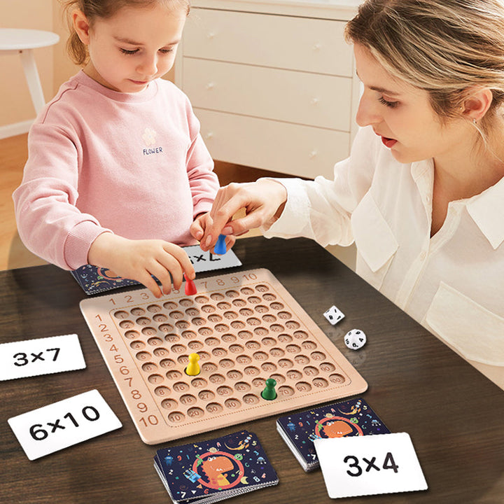 Træ multiplikationsspil til børn i Montessori-stil, inklusive farverige brikker og kort, sjov og nem læring.