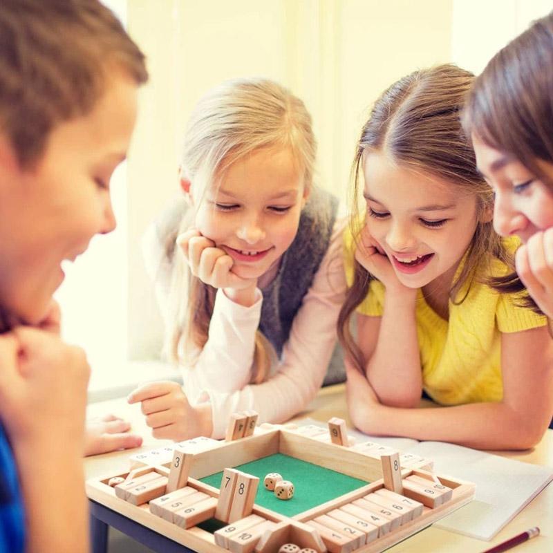 Træundervisningsbrætspil: klassisk design, højkvalitets fyrretræ, sjovt for hele familien, 9x9 tommer.