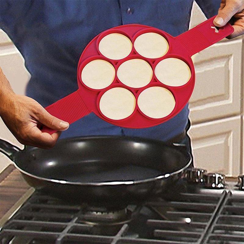 Rød non-stick silikone pandekageform, fleksibel og nem at rengøre, perfekt til at forme pandekager.
